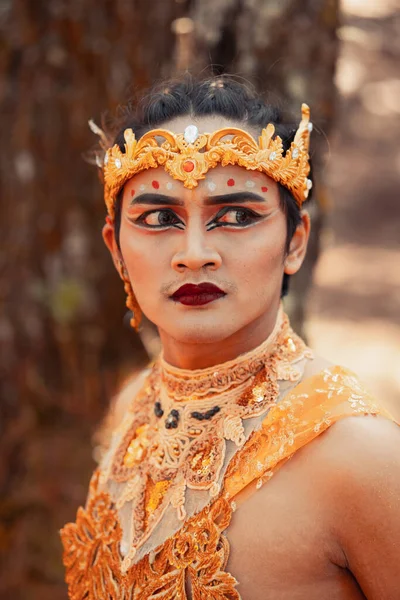 Homem Asiático Viril Posa Com Uma Coroa Dourada Traje Ouro — Fotografia de Stock