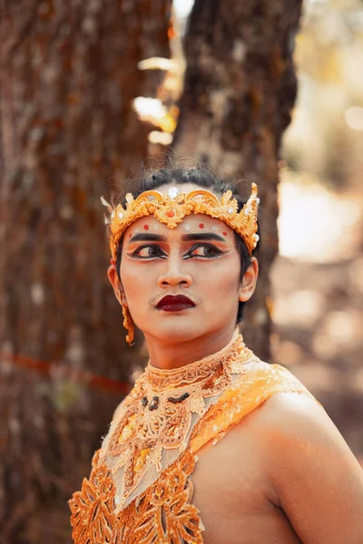 Homme Asiatique Viril Pose Avec Une Couronne Costume Tout Tenant — Photo