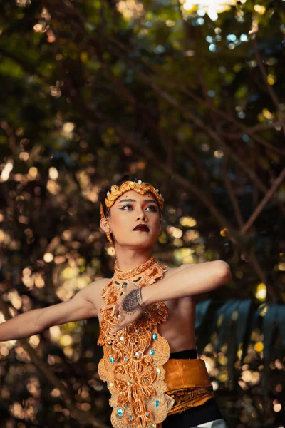 Una Bailarina Tradicional Con Ropa Dorada Una Corona Dorada Posando —  Fotos de Stock