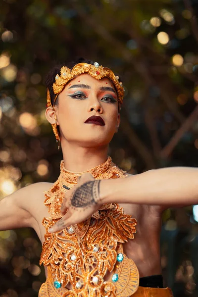 Tradycyjny Tancerz Złotymi Ubraniami Złotą Koroną Dzielnie Pozujący Dżungli Świetle — Zdjęcie stockowe