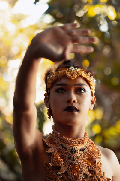 Balinés Posando Con Mano Mientras Lleva Una Corona Oro Sin — Foto de Stock