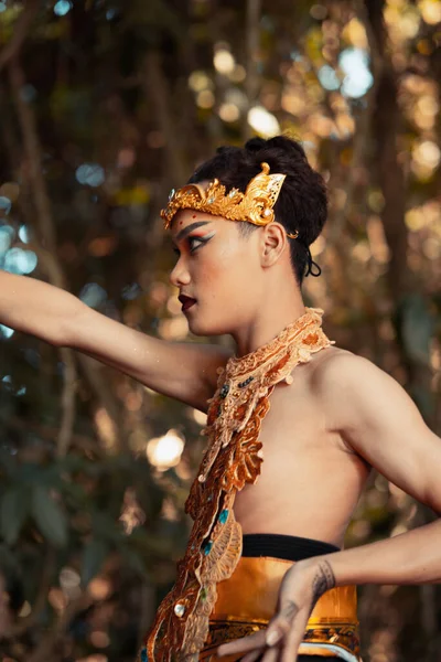 Balijczyk Pozował Jej Ręką Złotej Koronie Bez Koszuli Dżungli — Zdjęcie stockowe