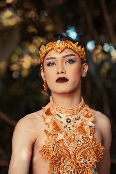穿着金项链和金色王冠的泰国人的画像 独自在丛林里赤身裸体 — 图库照片