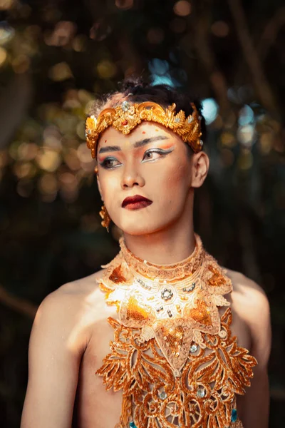 Porträt Eines Thailändischen Mannes Der Eine Goldene Halskette Und Goldene — Stockfoto