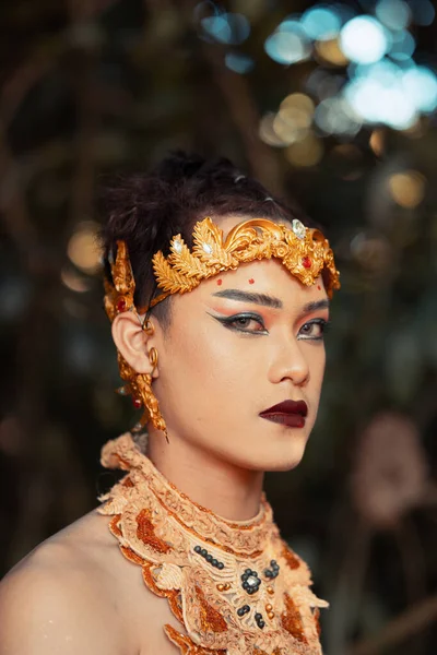 Porträtt Thailand Man Bär Ett Gyllene Halsband Och Gyllene Krona — Stockfoto