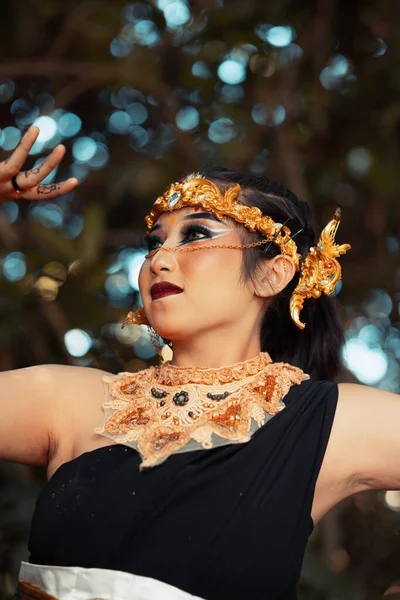 Seorang Wanita Jawa Yang Cantik Berpose Dengan Tangannya Dalam Kostum — Stok Foto