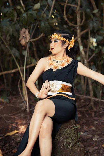 Balijka Pięknie Siedząca Skale Czarnym Kostiumie Tanecznym Makijażem Twarzy Złotą — Zdjęcie stockowe