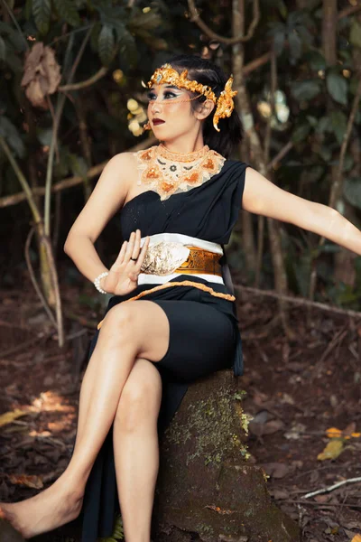 Donna Balinese Seduta Splendidamente Sulla Roccia Costume Ballo Nero Con — Foto Stock