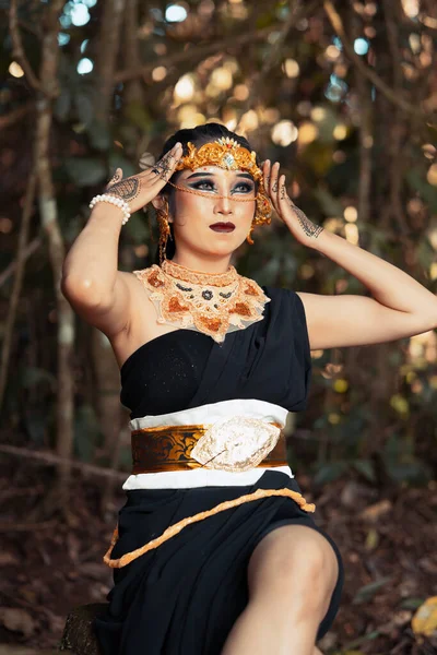 Balinesisk Kvinna Sitter Vackert Klippan Svart Dansdräkt Med Smink Ansiktet — Stockfoto