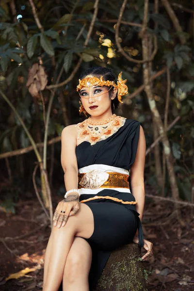 Wanita Bali Duduk Indah Atas Batu Dengan Kostum Tarian Hitam — Stok Foto