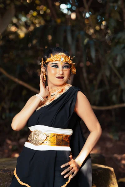 Mulher Asiática Posando Com Mão Traje Preto Enquanto Vestindo Uma — Fotografia de Stock