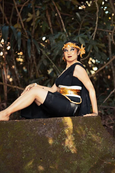 Indonezyjka Siedząca Skale Czarnym Stroju Tanecznym Złotej Koronie Złotym Naszyjniku — Zdjęcie stockowe