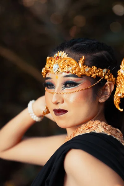 Wajah Seorang Wanita Bali Mengenakan Mahkota Emas Dan Make Wajahnya — Stok Foto