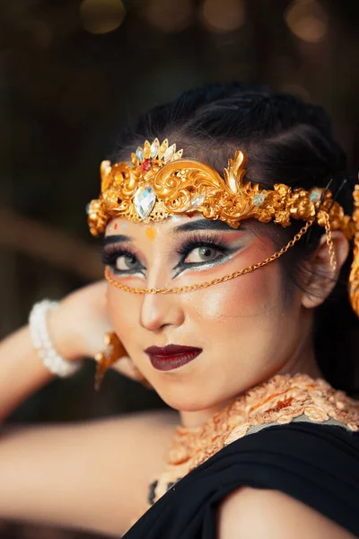 Het Gezicht Van Een Balinese Vrouw Met Een Gouden Kroon — Stockfoto