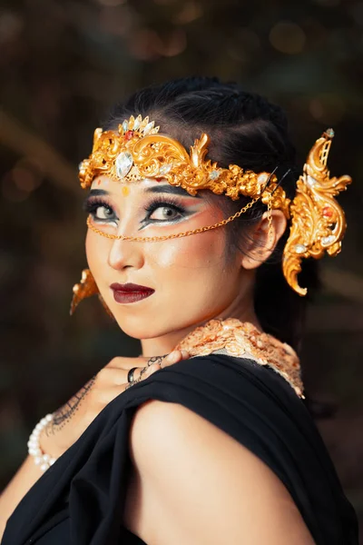 Cara Una Mujer Balinesa Con Una Corona Oro Maquillaje Cara — Foto de Stock