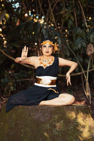 Indonezyjka Siedząca Skale Czarnym Stroju Tanecznym Złotej Koronie Złotym Naszyjniku — Zdjęcie stockowe