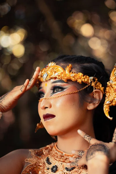 Азійка Косметикою Закриває Обличчя Рукою Під Час Макіяжу Носить Золоту — стокове фото