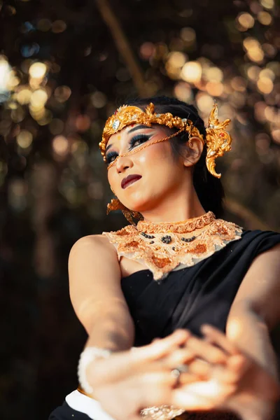 村で化粧をしながら森の中で黄金の冠と黒の衣装を身に着けているジャワ人女性 — ストック写真