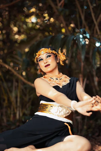 Mulher Javanesa Com Coroa Dourada Traje Preto Refrigerando Dentro Floresta — Fotografia de Stock