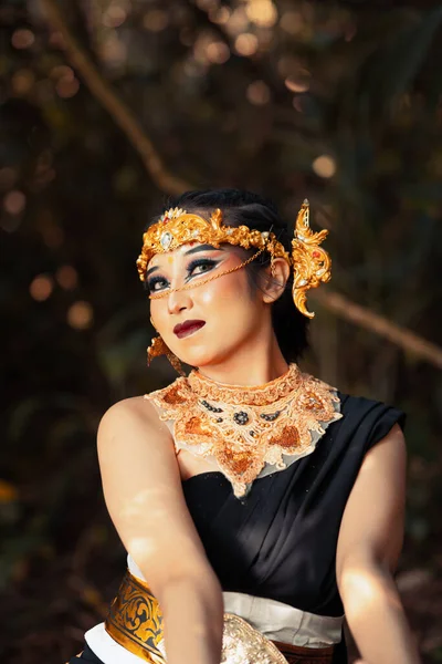 Mulher Javanesa Com Coroa Dourada Traje Preto Refrigerando Dentro Floresta — Fotografia de Stock