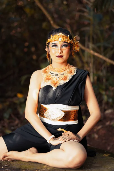 Femme Javanaise Avec Couronne Dorée Costume Noir Refroidissant Intérieur Forêt — Photo