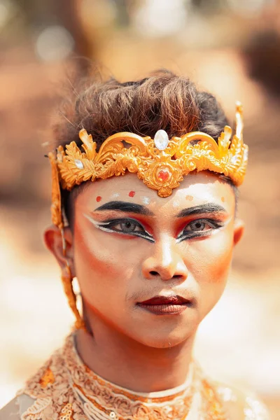 Close Rosto Homem Asiático Maquiagem Com Uma Coroa Dourada Cabeça — Fotografia de Stock