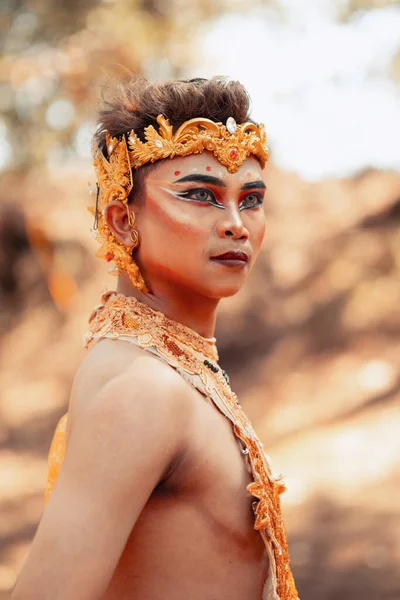 Portret Tajlandczyka Ubranego Złote Ubrania Złotą Koronę Dżungli — Zdjęcie stockowe