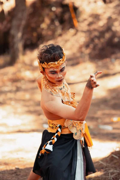 Javanische Mähne Tanzt Ohne Hemd Während Sie Eine Goldene Krone — Stockfoto