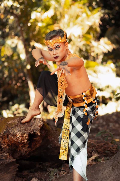 Indonesischer Mann Tanzt Mit Goldener Krone Während Dschungel Hemdlose Goldene — Stockfoto