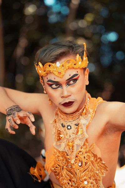 Cara Balinesa Maquillaje Con Una Corona Dorada Collar Oro Antes —  Fotos de Stock