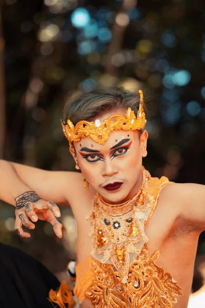 Cara Balinesa Maquillaje Con Una Corona Dorada Collar Oro Antes — Foto de Stock