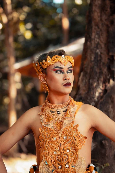 Balinese Dancer Performs Dance Golden Costume Golden Crown Temple Forest — Stock Photo, Image