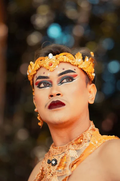 Rosto Balinês Maquiagem Vestindo Uma Coroa Dourada Colar Dourado Antes — Fotografia de Stock