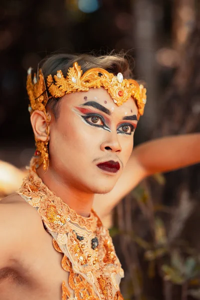 Vacker Javanese Man Bär Smink Ansiktet Gyllene Krona Och Gyllene — Stockfoto