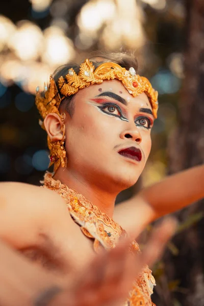 美丽的爪哇男人 头戴金色的王冠 穿着金色的项链 穿着华丽的妆容 在森林里赤身露体 — 图库照片