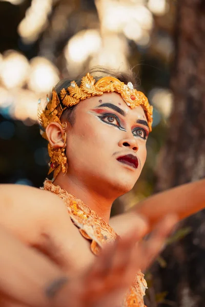 Bonito Homem Javanês Vestindo Maquiagem Seu Rosto Uma Coroa Dourada — Fotografia de Stock