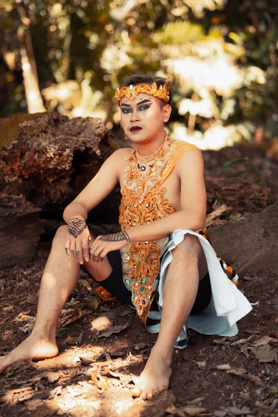 Balijský Muž Sedící Lese Zlatou Korunou Zlatých Šatech Chrámu — Stock fotografie