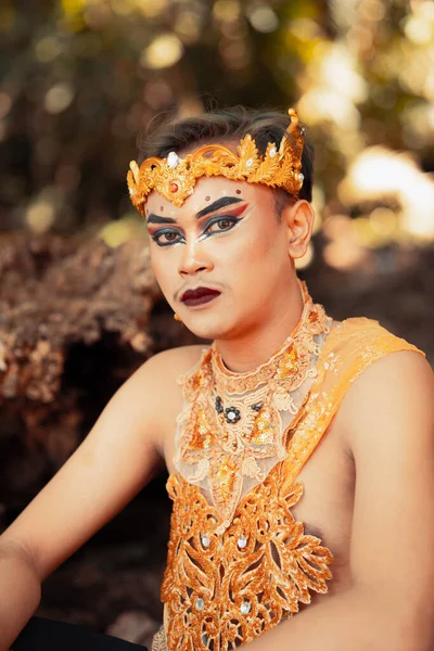 Balinese Sitzt Wald Während Eine Goldene Krone Goldenen Kleidern Tempel — Stockfoto