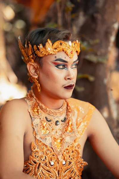 Balinese Man Sitting Forest While Wearing Golden Crown Golden Clothes — Stock Photo, Image