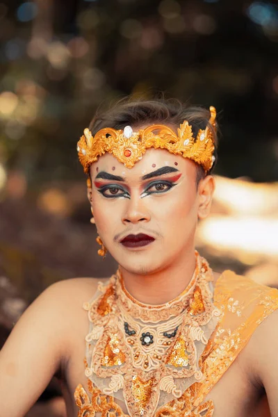 Balinese Man Eyeshadow Black Lipstick His Face While Wearing Golden — Stock Photo, Image