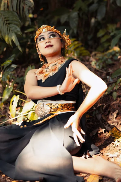 Mujer India Sentada Con Vestido Negro Maquillaje Cara Mientras Usa —  Fotos de Stock