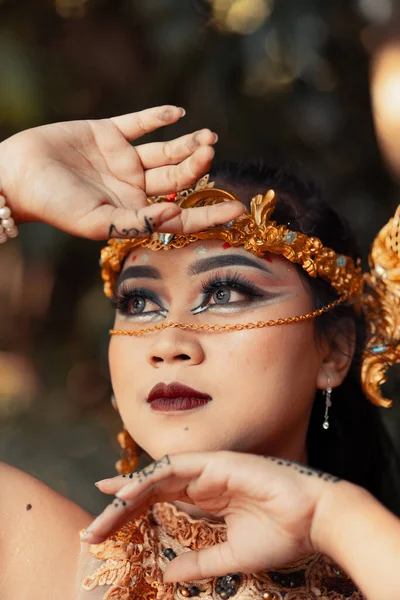 Portrait Indian Woman Makeup Tattoos Her Hands While Wearing Golden — Stock Photo, Image