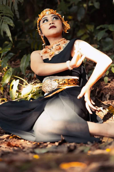 Hinduska Kobieta Siedząca Czarnej Sukience Makijażu Twarzy Złotej Koronie Złotym — Zdjęcie stockowe