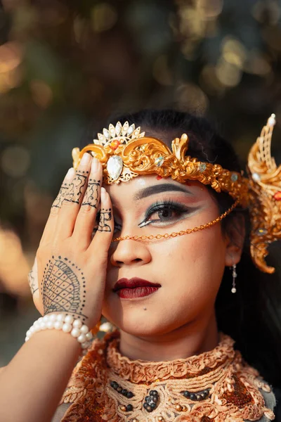 Жінка Азії Закриває Обличчя Руками Татуювання Одягнувши Макіяж Золотий Головний — стокове фото