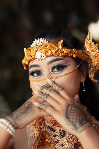 Beautiful Indian Bride Wearing Golden Crown Golden Necklace Tattoos Her — Stock Photo, Image