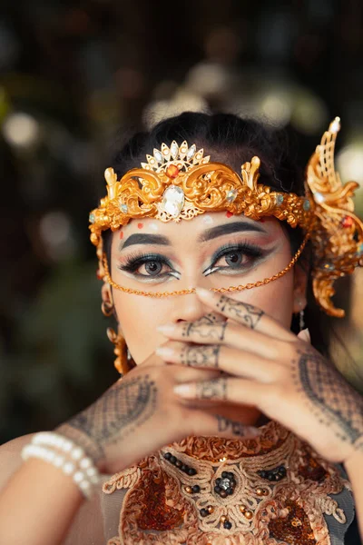 Beautiful Indian Bride Wearing Golden Crown Golden Necklace Tattoos Her — Stock Photo, Image