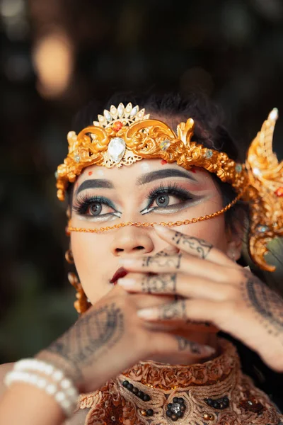 Beautiful Indian Bride Wearing Golden Crown Golden Necklace Tattoos Her — Stock Photo, Image