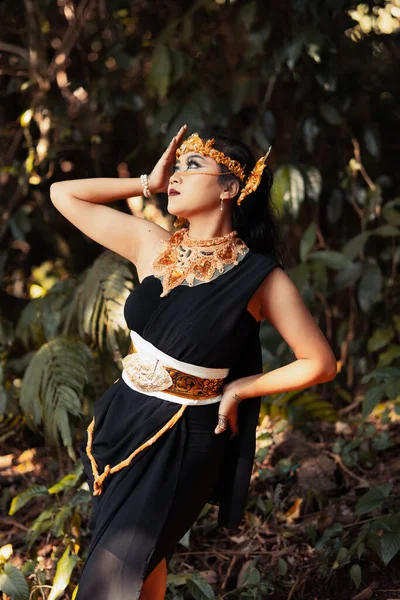 Hinduska Kobieta Czarnej Sukience Złotą Koroną Złotym Naszyjnikiem Ciele Wewnątrz — Zdjęcie stockowe