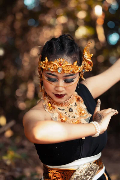 Indian Woman Black Clothes Dancing Pose While Makeup Gold Jewelry — Stock Photo, Image