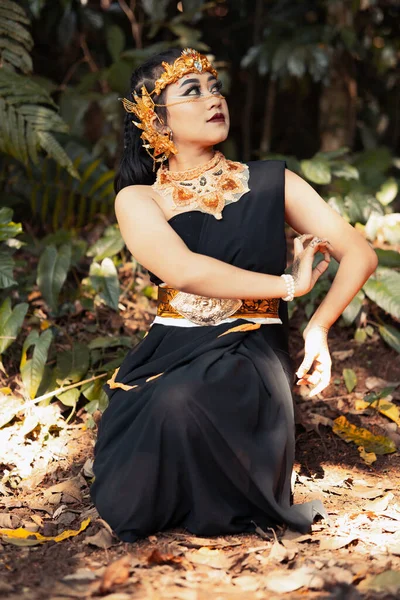 Indian Woman Wearing Black Dress Golden Crown Golden Necklace Her — Stock Photo, Image